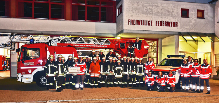 Foto: Markus Brändli, Feuerwehr Weilheim spendet aus Mannschaftskasse 500 € an DRK für HvO-Fahrzeug