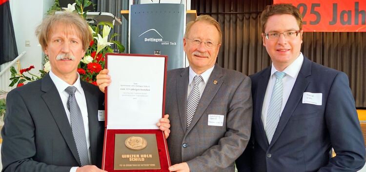 Der Präsident des Schwäbischen Turnerbundes Wolfgang Drexler (Mitte) überreichte die Ehrenmedaille an die Vereinsvorsitzenden de