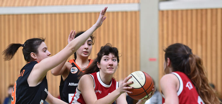Basketball-Platzierungsrunde Frauen: TSV Jesingen (rot) -BB Ulm (schwarz) , Nr 8 Weber