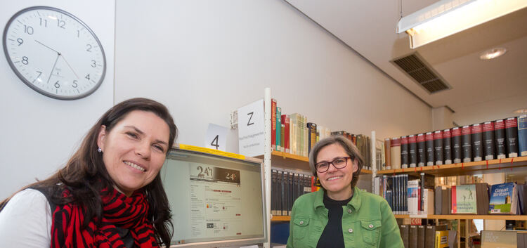 Präsentieren das neue digitale Lernangebot ihrer Bibliotheken: Ellen Keller-Bitzer (links) und Ingrid Gaus.Foto: Carsten Riedl