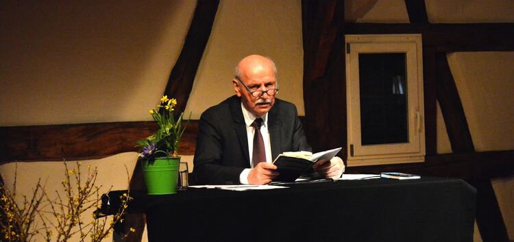 „Wohlfühlabend“ in der Naberner Zehntscheuer: Wieland Backes liest und erzählt von der SWR-Kultsendung „Nachtcafé“.Foto: Günter
