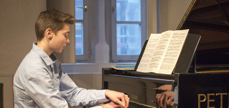 Beim Konzert „Erste Sahne“ im Kornhaus zeigt Michael Wolters von der Musikschule Nürtingen sein Können am Klavier.Fotos: Peter D