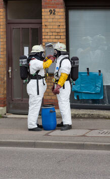 Das Bild zeigt zwei Feuerwehrleute in Schutzanzügen, wie sie sich am Dienstag darauf vorbereiteten, die Buttersäure aus den IBB-