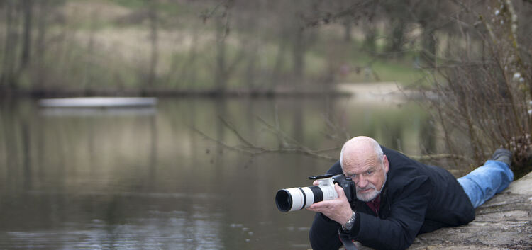 Rolf Müller fotografiert seit Jahren Kröten und Frösche bei ihrer Wanderung. Foto: Jean-Luc Jacques