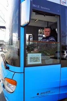 Busfahrer Ermin Ceric aus Stuttgart liebt die abwechslungsreichen Strecken des Relexbus. Foto: Thomas Krytzner
