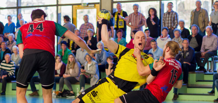 Handball-Bezirksliga: TSV Owen (gelb) - Team Esslingen (rot), 28 Matthias Büchele Mitte wird gehalten von 15 Pascal Vanderhoeven
