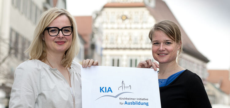 Bettina Schmauder (links) und Saskia Klinger präsentieren im Vorfeld der Berufsinformationsveranstaltung „Karriere mit Lehre“ da
