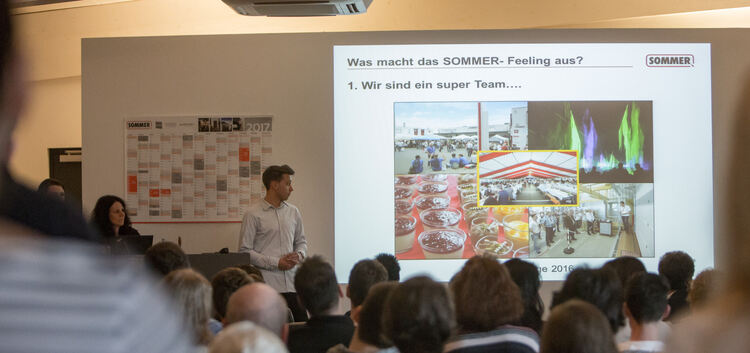 Junge Auszubildende der Firma Sommer in Kirchheim stellen ihren Betrieb vor. Foto: Carsten Riedl