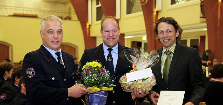Michael Eberle (links) und Michael Schlecht (rechts) ehren Thomas Diez für 25 Jahre aktiven Dienst in der Lenninger Wehr.Foto: D