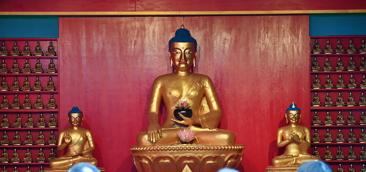 Ein Altar mit tausend Buddhas: Der Schreinraum im Tempel von Samye Dzong in Kirchheim.Fotos: Markus Brändli