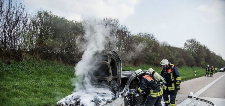 Von dem BMW bleibt nach dem Brand nicht viel übrig. Foto: SDMG/Friebe