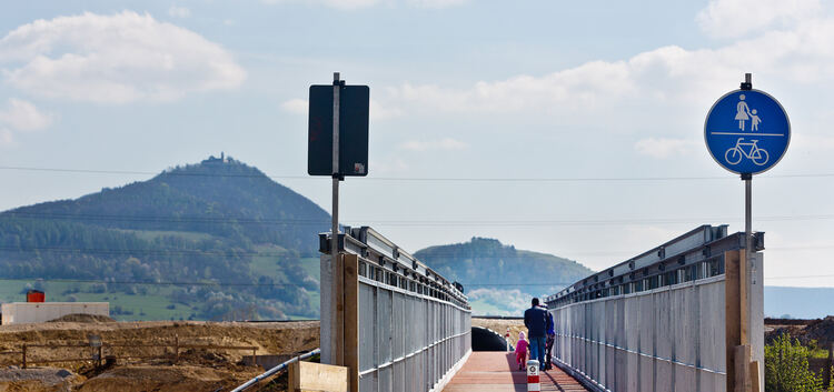 Fußgänger und Radler können die Brücke nun benutzen. Foto: Carsten Riedl