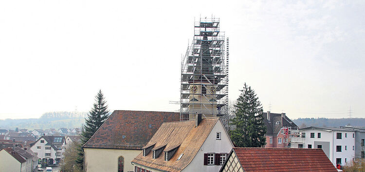 Den Hochdorfer Kirchturm schmückt im Moment ein Gerüst. Bis November sollen die Arbeiten dort abgeschlossen sein. Foto: Katja Ei