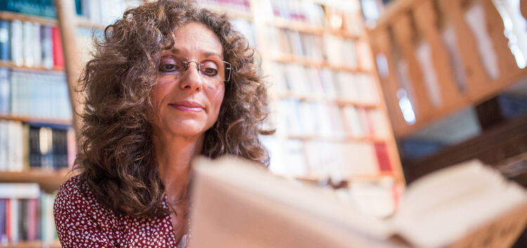 Die gelernte Buchhändlerin Petra Lohrmann empfiehlt Literatur auf ihrem Buchblog.Foto: Carsten Riedl