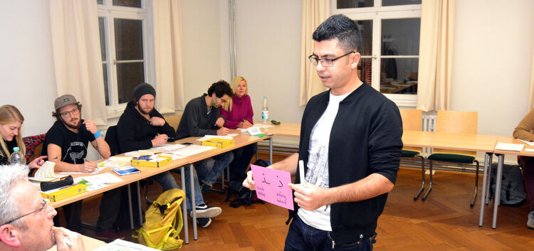 Der Syrer Marei Hasan in seinem Arabisch-Kurs an der vhs Kirchheim ist ein geduldiger Lehrer.Fotos: Günter Kahlert