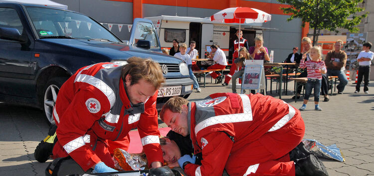 Bei einer Schauübung zeigte die Wettbewerbsgruppe des Roten Kreuzes ihr Können. Foto: Markus Brändli